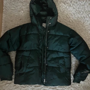 SÖKER Mörkgrön pufferjacka från NA-KD - Hör av er om ni säljer en sån vill helst köpa i storlek 32 men 34 funkar också 