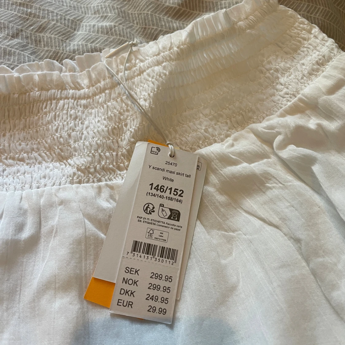 Vit långkjol med spetsdetaljer - 2