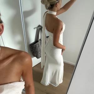 Krämfärgad långklänning från Showpo - Oanvänd balklänning från Showpo! Säljer för 800!! Nypris var 1000kr + tull och frakt!!! Säljer pga för stor 