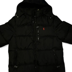Polo puffer jacket M - En fin puffer jacka från polo raulph lauren, den är i storlek M men passar L skulle jag nog säga runt 190cm. Skick är 7/10 har tappat sin puffiness lite grann men går att fixa, den kommer med tag och kvitto (ÄKTHETSBEVIS), skriv vid någon fundering