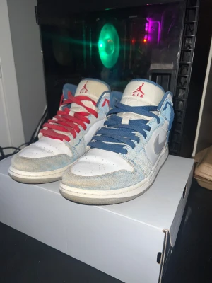 Air Jordan french blue - Autentiska air Jordan skor i str 41, har tappat bort original skolådan men fraktas i en vanlig skolåda istället! Skomodellen heter air Jordan french blue