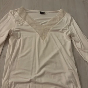 Vit långärmad topp med spets Gina Tricot - Spets topp 