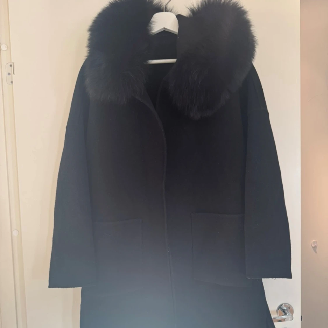 Svart kappa med pälsdetalj - 1