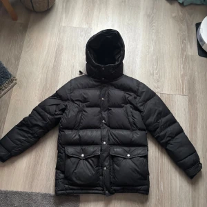 Svart dunjacka från Boomerang S - Säljer en svart Boomerang dunjacka med huva och stora fickor med tryckknappar. Funkar till M också.