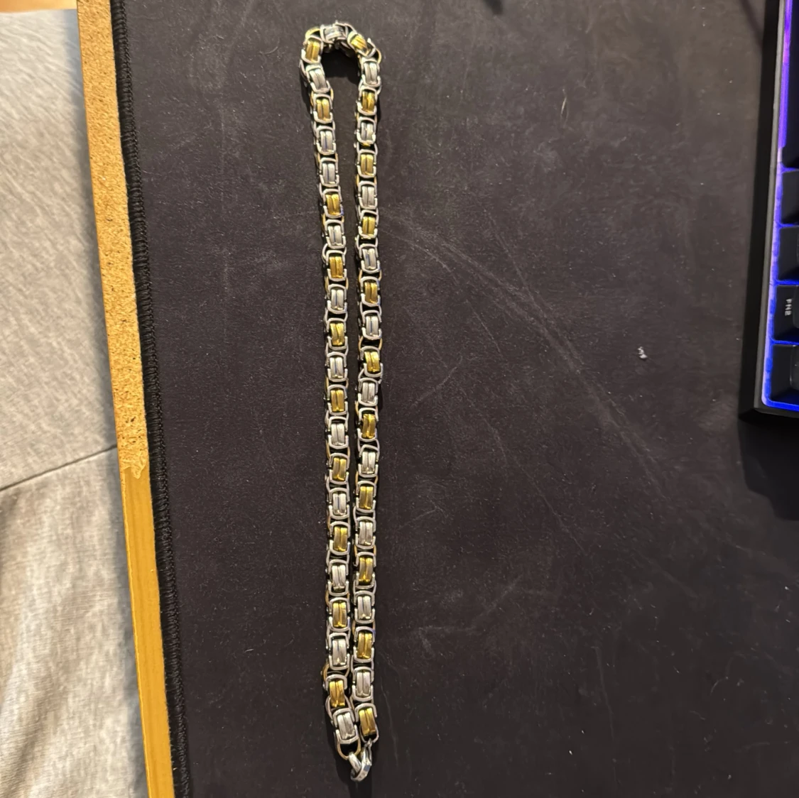 Kraftigt kedjehalsband i guld och silver