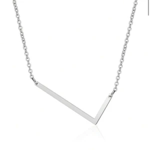 Halsband med bokstaven L - Fint kedjehalsband med ett L, inte rostat eller något och bra kvalité, nästan helt ny bara använd några gånger, säljer för ja hittat nya halsband🤍.
