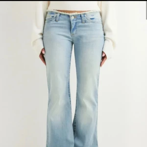 No waist Bootcut jeans från Nelly - Snygga ljusblå No waist bootcut jeans från Nelly låg midjade, använt några få gånger, superfina men tyvärr lite stora på mig💗
