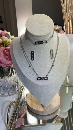 18k guldpläterad set - Ett elegant set(halsband, armband och örhängen )i 18k guldpläterat rostfritt stål med  strassdetaljer som ger en exklusiv och feminin touch till din look.Perfekt för både vardag och fest , En lyxig stil till ett pris som passar alla 💫