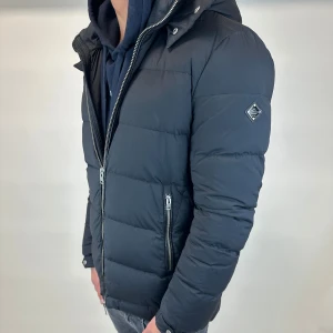 J.lindeberg dunjacka - Tja, säljer nu denna riktigt snygga och populära  j.lindberg dunjackan som är perfekt nu i vinter. Nypriset är runt 4500kr och den är i storlek L fits M! Vid minsta lilla fundering så är det bara att höra av sig 