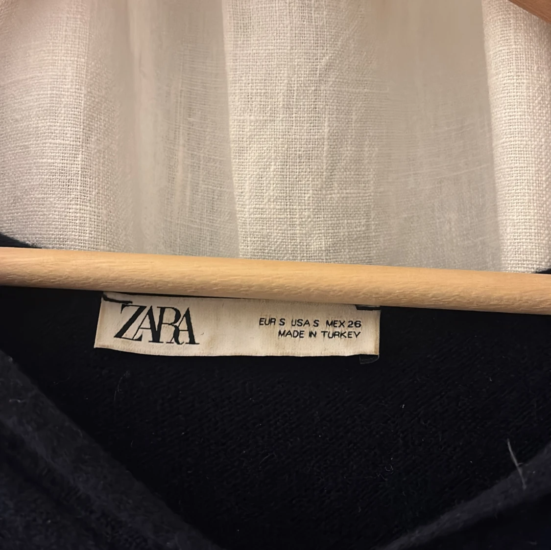 Mörkblå stickad hoodie från ZARA - 4