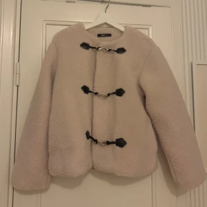 Beige teddyjacka från Gina Tricot XS - Säljer denna populära teddyjacja från Gina Tricot i storlek XS🤎Nypris 799kr