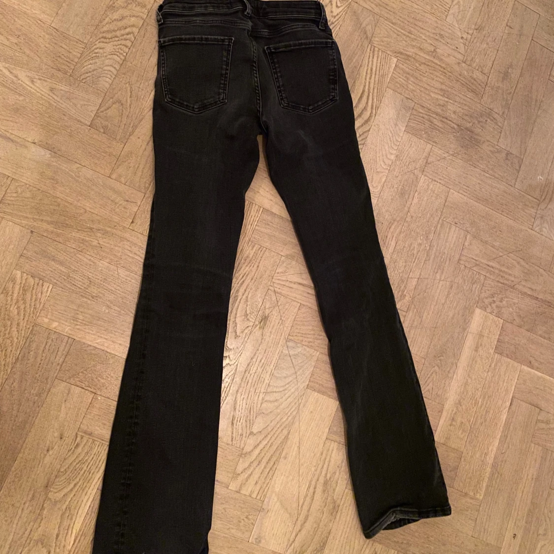 Svarta bootcut jeans från Zara - 2