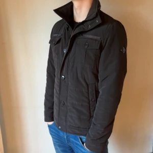 J Lindeberg jacka - Fet j Lindeberg fieldjacket i storlek M | fint skick inga defekter | färg : mörkbrun/svart