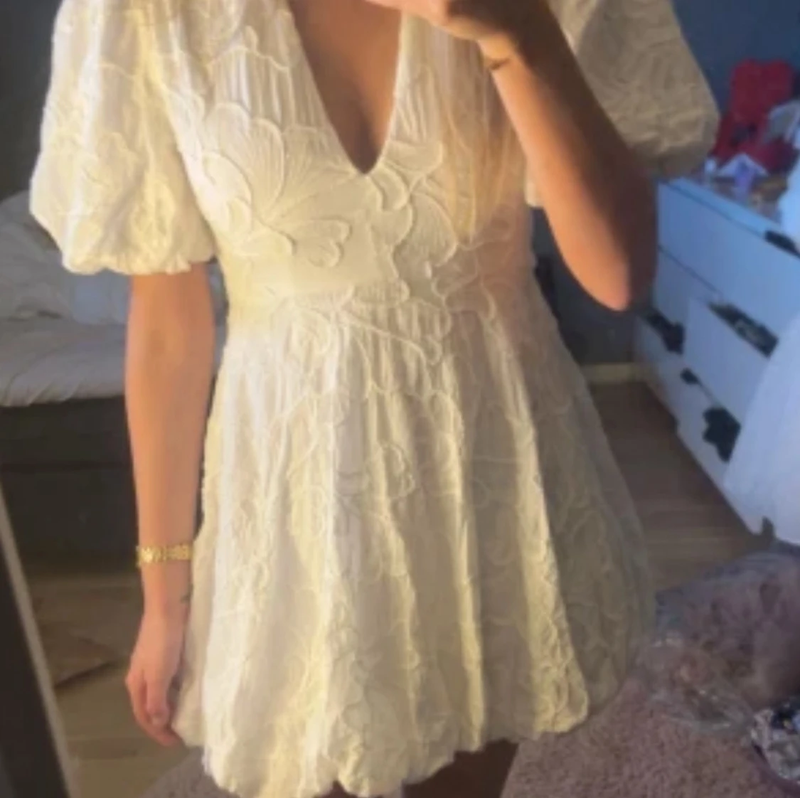 Vit kort klänning med puffärm och blommor - 4