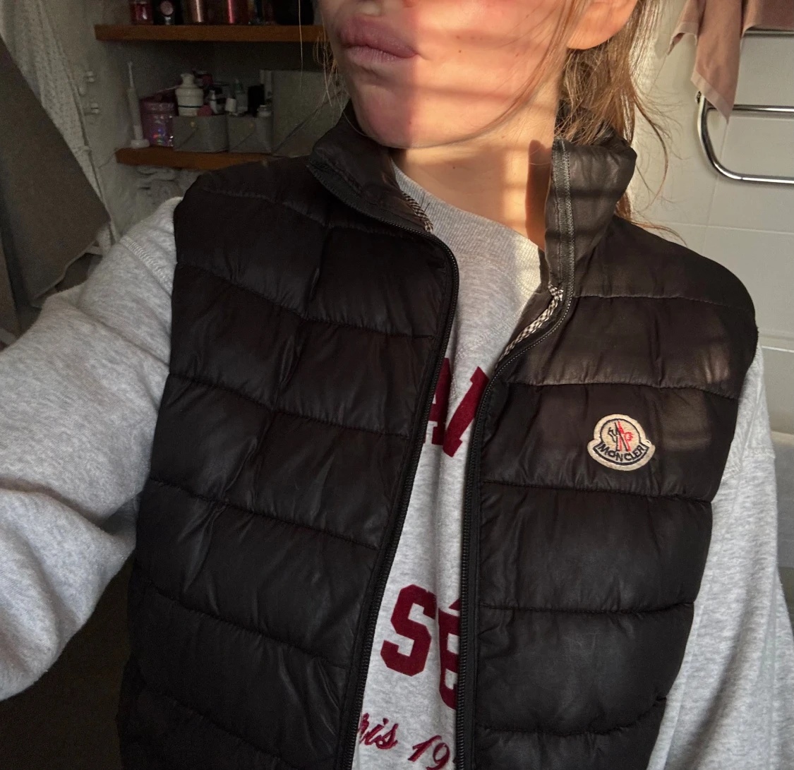 Svart dunväst från Moncler