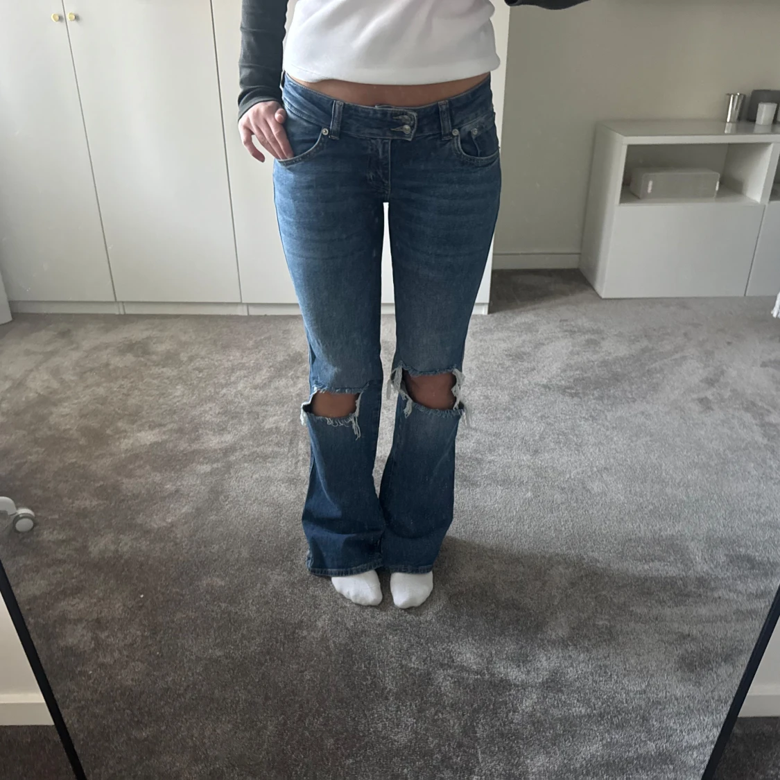 Blå bootcut jeans med slitna knän - 1