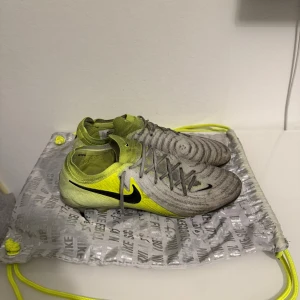 Nike phantom fotbollskor  - Tja säljer nu mina Nike phantom fotbollskor! Bra skick, inga defekter endast smutsiga av konstgräset! Påse medföljer , skriv via frågor!