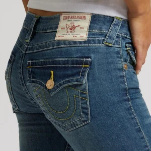 Snygga True Religion jeans Joey - Jättesnygga jeans från True Religion. Storlek 27 modell Joey Low Rise. Färg Arabella. Nypris 1399kr. Endast använda en gång