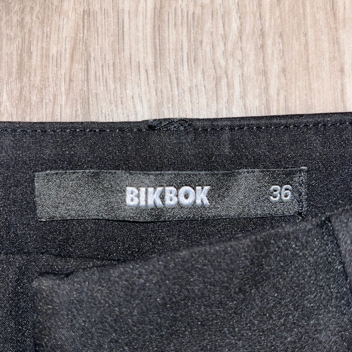 Svarta bootcut kostymbyxor från BikBok - 2