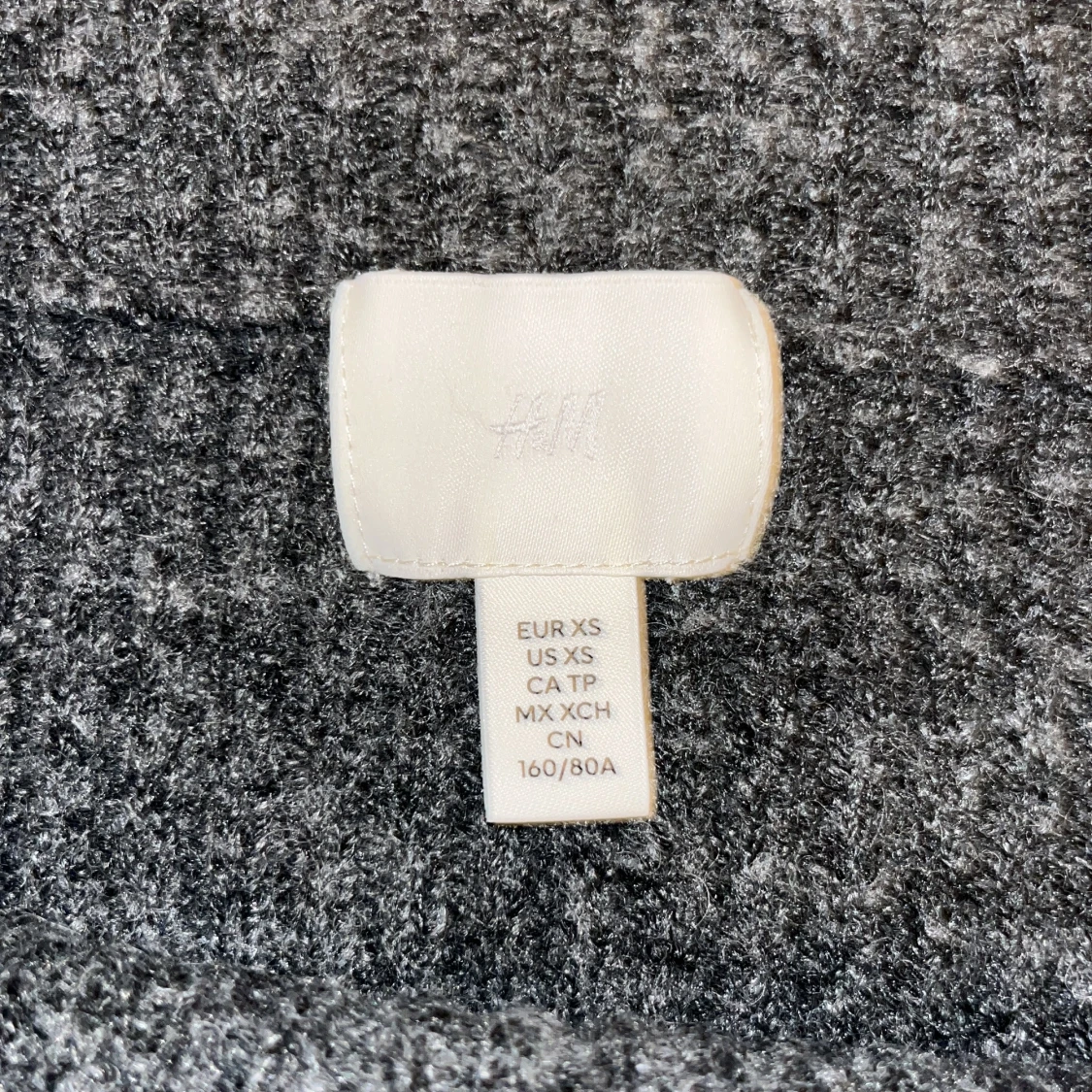 Mörkgrå offshoulder stickad tröja H&M - 1