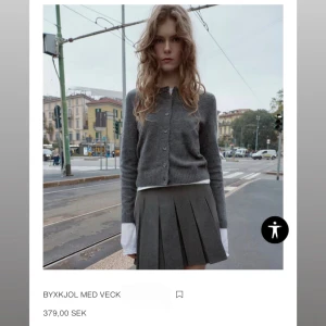 Grå kortkjol  - Söt grå kortkjol med breda veck och ”inbyggda” shorts under. Kjolen har en diskret dragkedja i sidan. Jag beställde i L och den är L men den va väldigt liten i storleken så skulle säga passar bättre på S/M M (inte mycket stretch i så du vet innan) (på 5 bilden är inte jag de är min syster som brukar ha S)