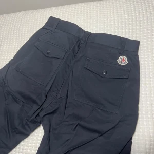Moncler byxor - Strl 46. Som ny