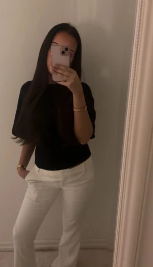 Vita kostymbyxor från Bikbok  - Snygga vita kostymbyxor från Bikbok med raka ben och klassisk passform. Byxorna har hällor för bälte, diskreta fickor och stängs med dragkedja och knapp. Perfekta för en clean och stilren look. Materialet känns mjukt och har en lätt stretch. Skriv för mer bilder