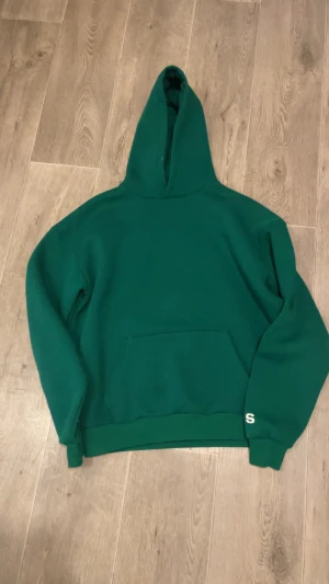 Grön hoodie  - Grön basic hoodie med tjockt och premium material från ett engelsk märke sjukt skön och snygg , köpt för 1000kr 