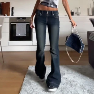 Bootcut jeans med låg midja - Jättesnygga jeans från weekday som har varit populära väldigt länge!! De är i W25 men jag har nog strechat ut de lite så skulle säga att de passar en 27-28 också! 