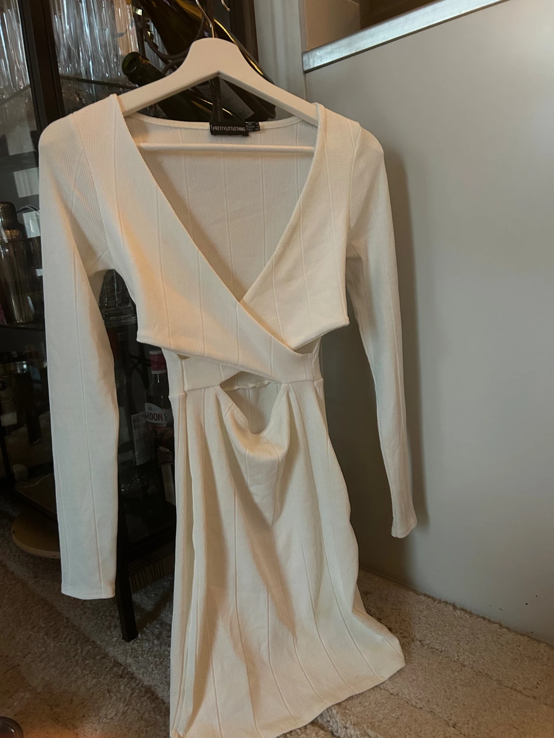 Vit omlottklänning från PrettyLittleThing - 2