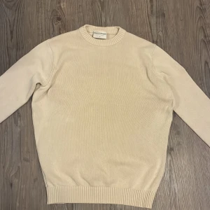 Beige stickad tröja Bruun & Stengade - Snygg beige stickad tröja från Bruun & Stengade i storlek M. Denna tröja passar perfekt nu till vinter med den fina beige färgen och att man inte fryser 