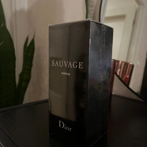 Dior Sauvage Parfum 200ml - ✨ Dior Sauvage Parfum 200 ml – Oöppnad ✨  💎 Största flaskan – exklusiv & helt ny ✅ Köpt från Macy’s i NY - QR kod på flaskan 🔥 Djup, kraftfull & långvarig signaturdoft 🎁 Lyxig present eller egen lyx 💰 1 599 kr – ligger på 2 740 kr på KICKS ⚡ först till kvarn!  📩 Skicka meddelande och säkra din flaska idag!