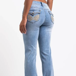 Bootcut ljusblå jeans med broderi - Säljer dessa ljusblå bootcut jeans från madlady i strl XS/34 extra tall, passar perfekt i längd på mig som är 175 lång men skulle säga att de passar för de upp till 180. Ordinarie pris 799, säljer för 500. Passar även de som har S/36. Säljer pga för stora och endast testade.