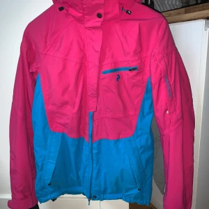  Peak Performance skidjacka - Female ski jacket from Peak Performance in size M for sale. The sleeves on the inner side are a bit discoloured, but it's hardly visible (see it on the last photo!), otherwise the jacket is in a great conditon. Perfect for very cold conditions. Blue-pink colour.
