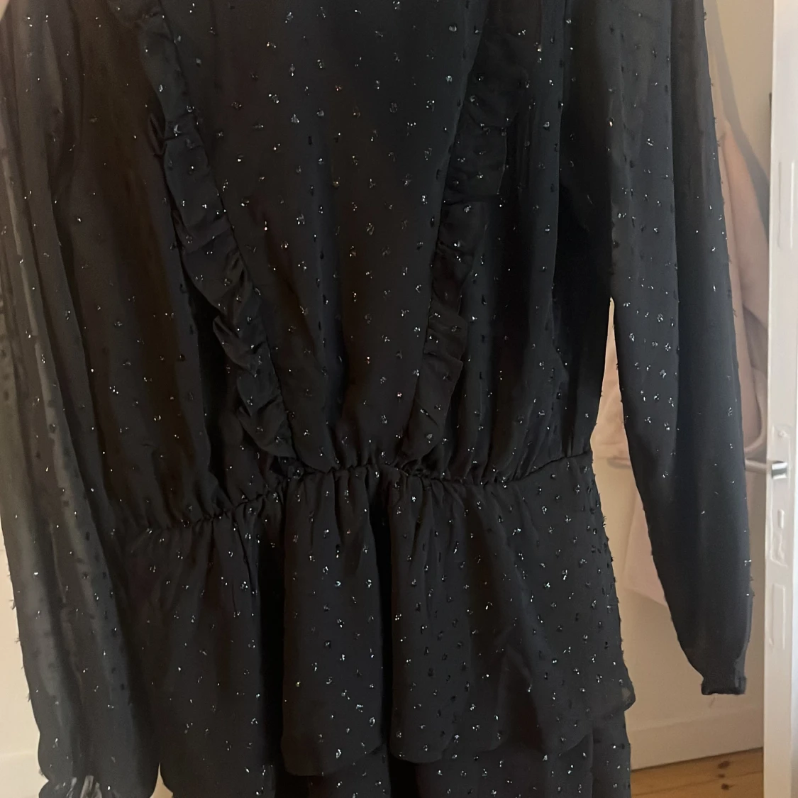 Svart glittrig volangklänning - 2