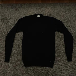 Svart stickad tröja John Henric S - Storlek-S, skick 9/10, 90% wool 10% cashmere