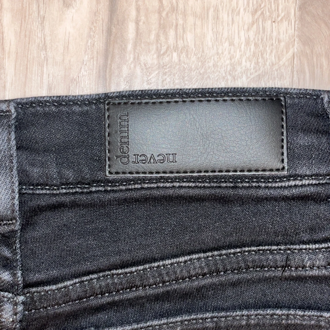 Svarta lågmidjade bootcut jeans från Never Denim - 3
