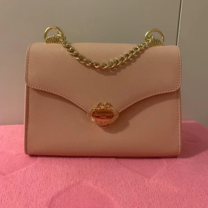 Santinni London väska - Ny och oanvänd. Otroligt dyr att köpa och få till Sverige, över 5000 kr!