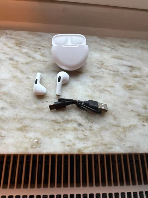 Trådlösa hörlurar med laddare  - Nya trådlösa hörlurar med bra ljud och minimalt till inget slitage. Usb-c laddare ingår till hörlurarna