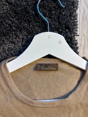 Beige merinoulltröja Stenströms M - Säljer en stickad tröja från Stenströms i storlek M, gjord på 100% merinoull. En stilren och varm snygg tröja. Passar dig som vanligtvis bär S-L  Se gärna mina andra produkter, där jag bland annat säljer en exakt likadan fast grå, som krympt och sitter som en S.
