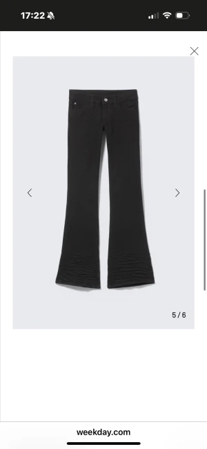 Jeans - Jätte snygga lågmidjade svarta bootcutjeans från cheap Monday, använda en gång så inget slitage någonstans!