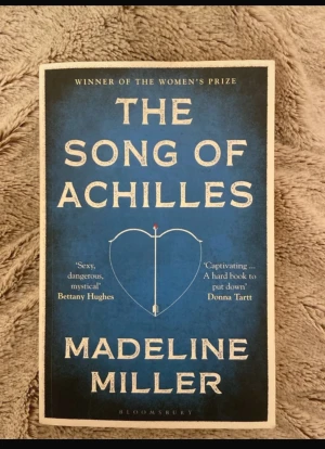 The song of achilles  - Super känd bok som säljs då den ej kommer t användning. I gott skick inga markeringar inuti boken, enda defekten (se bild 3-4). Köpt på Akademibokhandeln. Pris kan diskuteras. 