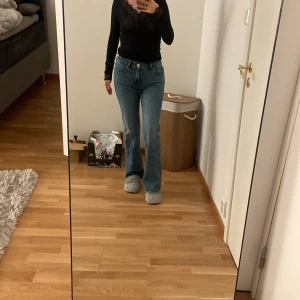Blå bootcut jeans  - Använd en gång 