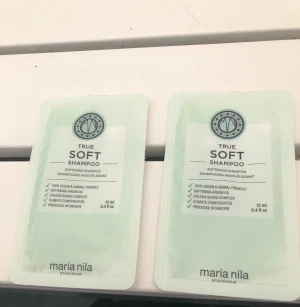 Maria Nila True Soft Shampoo 12 ml - Två stycken mintgröna engångsförpackningar med Maria Nila True Soft Shampoo, 12 ml vardera. Schampot är veganskt, animal friendly och innehåller mjukgörande arganolja. Perfekt att ta med på resan eller testa hemma.