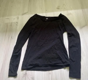 Svart långärmad topp - Svart långärmad topp från Lager 157 i storlek S. Det finns ett håll i tröjan men det går nog att sy i hop (finns bild på hållet) pris kan diskuteras! 