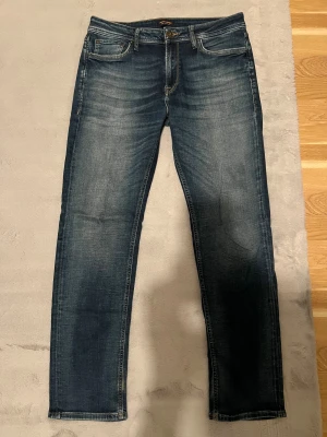 Jeans: Jack and Jones  - Säljer ett nytt par Jack and Jones jeans som är i färgen blue denim, de har inga defekter och har använts 3-4 gånger. Storleken passar inte längre där av varför de säljs.  Storlek: W32 L32