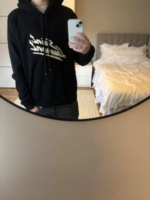 Saint Laurent hoodie  - Tja, säljer denna Saint Laurent hoodien i en liten mer äldre modell och som är i mycket bra skick, skick = 8/10, storlek = S, mitt pris = 1800, givetsvis äkta, modellen är 170, 60kg, hör av er vid frågor eller funderingar samt fler bilde 🤩🙌