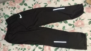 Reflective Byxa med Nike märke i Storlek S - Säljer en byxa för riktigt billigt, knappast använd. Kontakta gärna om du känner dig intresserad.