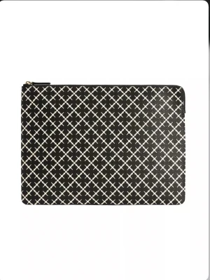 Svart och vit kuvertväska med mönster - Stilren kuvertväska i svart med vitt rutmönster och dragkedja upptill. Perfekt för att bära med sig det viktigaste och passar till en modern look. Väskan är platt och har en minimalistisk design som gör den enkel att matcha med olika outfits.