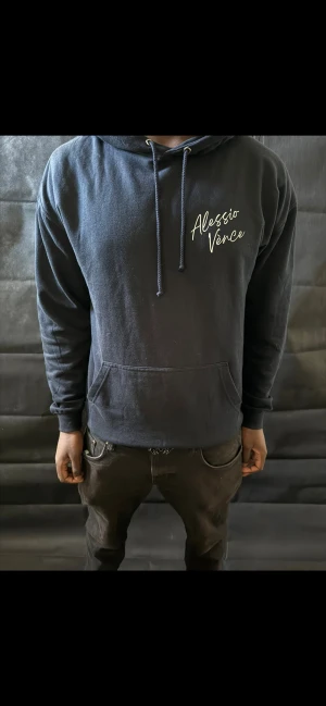 Alessio Vènce hoodie  - Säljer denna tvär feta Alessio Vènce hoodie! Helt ny! Finns endast 1 Storlek S kvar och 5 M kvar. Hör av er och var snabba! 